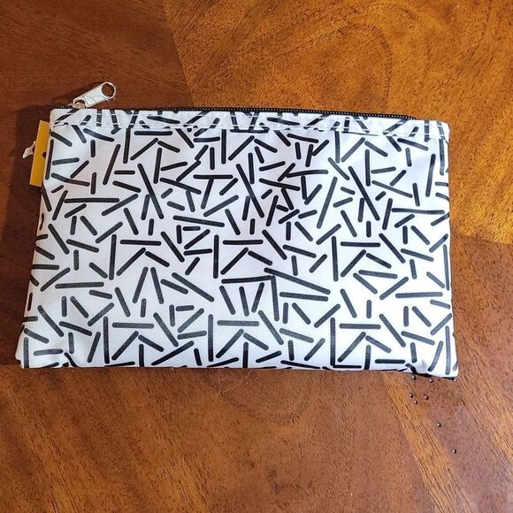 BRAND NEW  SMALL ALLEGRO MAKEUP BLACK/WHITE BAGS. - Picture 7 of 10